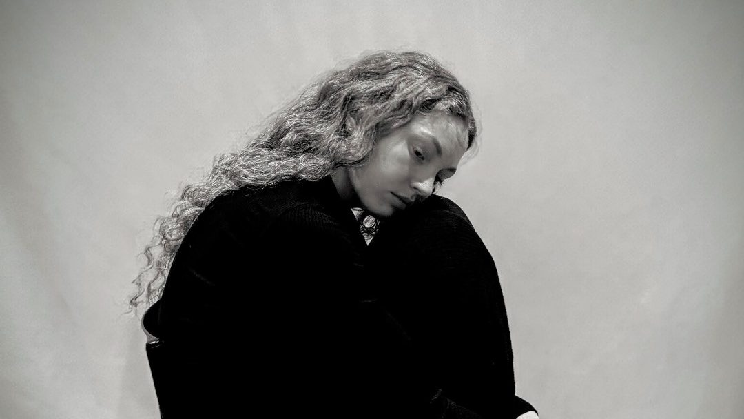 Exclusive Interview: Rebekka Louise Unveils Folk Single The Bigger Guy Rebekka Louise – The Bigger Guy