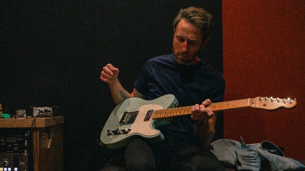 Andy Crowe & The Eisen Family – Hold Me Close