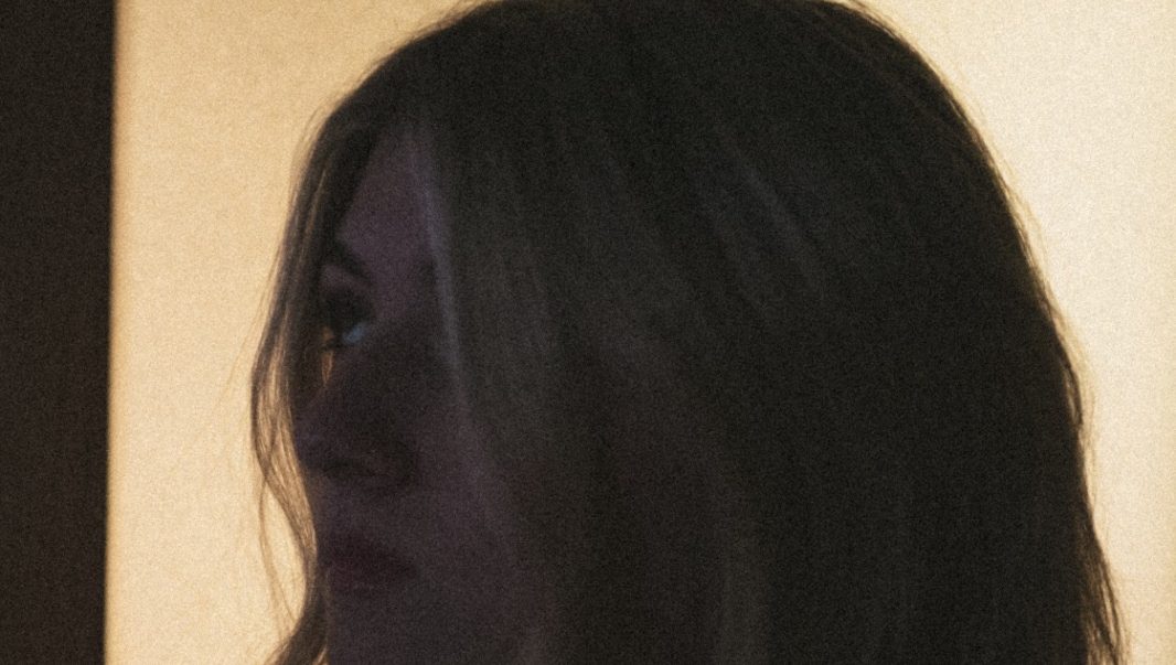 Ava Valianti – Deep Fuchsia Review: A Bold, Color-Soaked Indie-Pop Confession Of Volatile Young Love In Full Bloom Ava Valianti – Deep Fuchsia