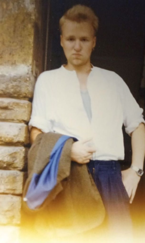 Arn-Identified Flying Objects and Alien Friends – Vagnar av guld