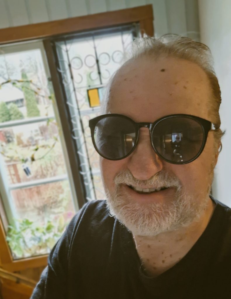 Arn-Identified Flying Objects and Alien Friends – Vagnar av guld