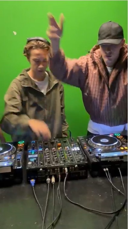 Meas & Riddie – Keep T Moving
