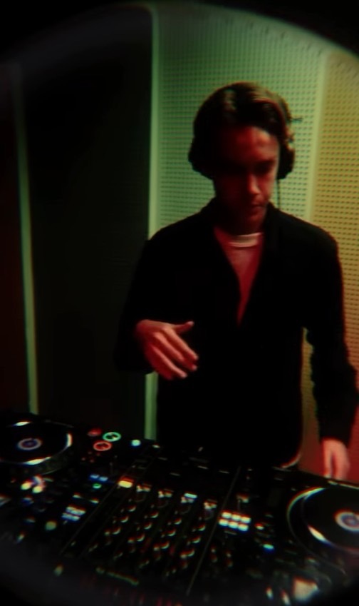Meas & Riddie – Keep T Moving